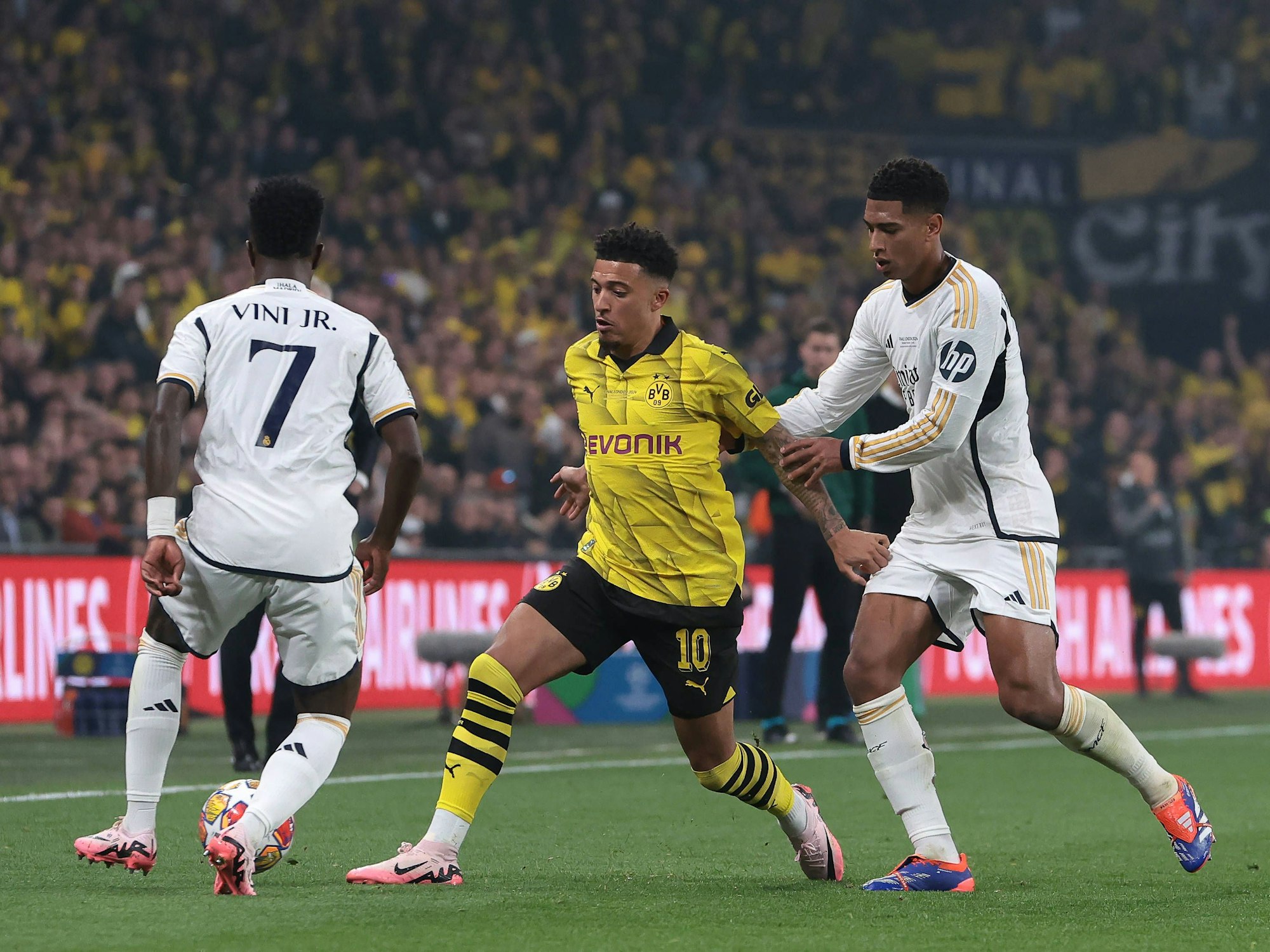 Jadon Sancho im Zweikampf mit Jude Bellingham.