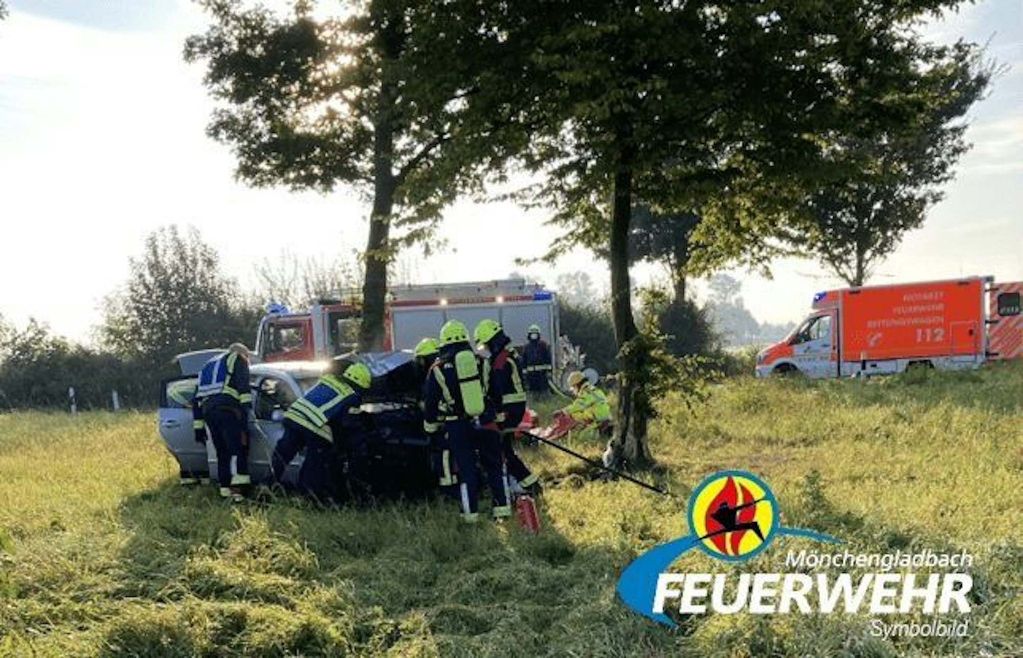 Ein auf dem Dach liegendes Auto nach einem Unfall auf der Autobahn.