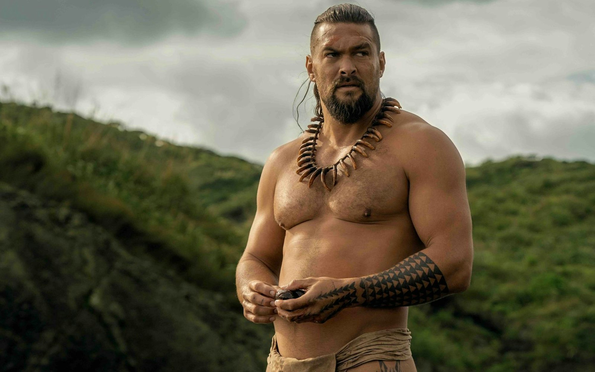 Jason Momoa erzählt in der Apple-Serie „Chief of War“ als Schauspieler, Autor und Produzent die frühe Geschichte seiner Heimat Hawaii. 1810 entstand das Königreich im Pazifik, indem sich mehrere Inseln vereinigten. Nicht nur blutige Kämpfe unter den Indigenen sind Thema der historischen Serie, sondern auch das Handeln weißer Kolonialisten. (Bild: Apple TV+)
