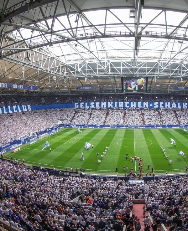 Blick in die volle Schalker Arena kurz vor Anstoß eines Spiels in der 2. Bundesliga.