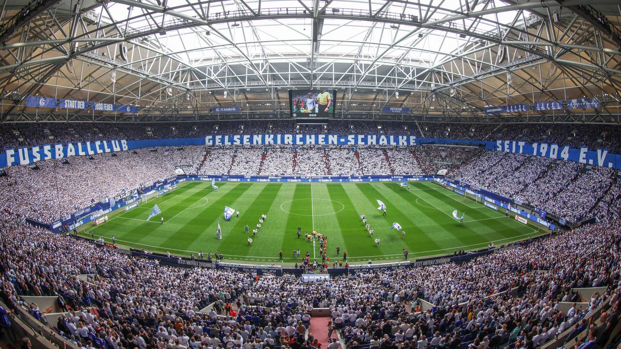 Blick in die volle Schalker Arena kurz vor Anstoß eines Spiels in der 2. Bundesliga.
