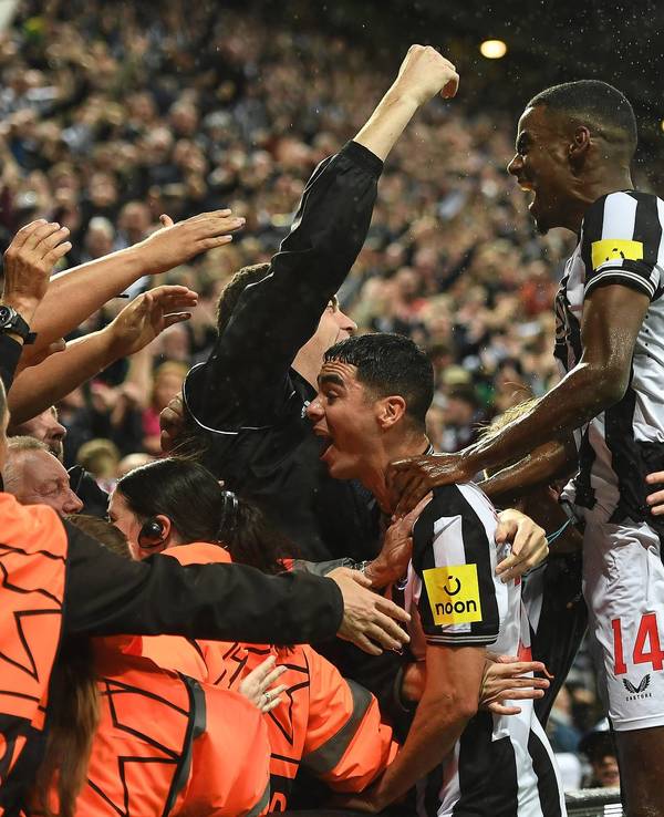 Alexander Isak jubelt mit den Newcastle-Fans.
