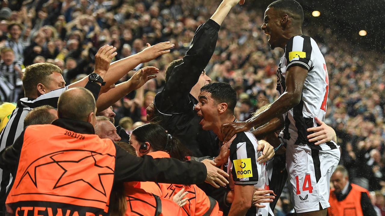 Alexander Isak jubelt mit den Newcastle-Fans.