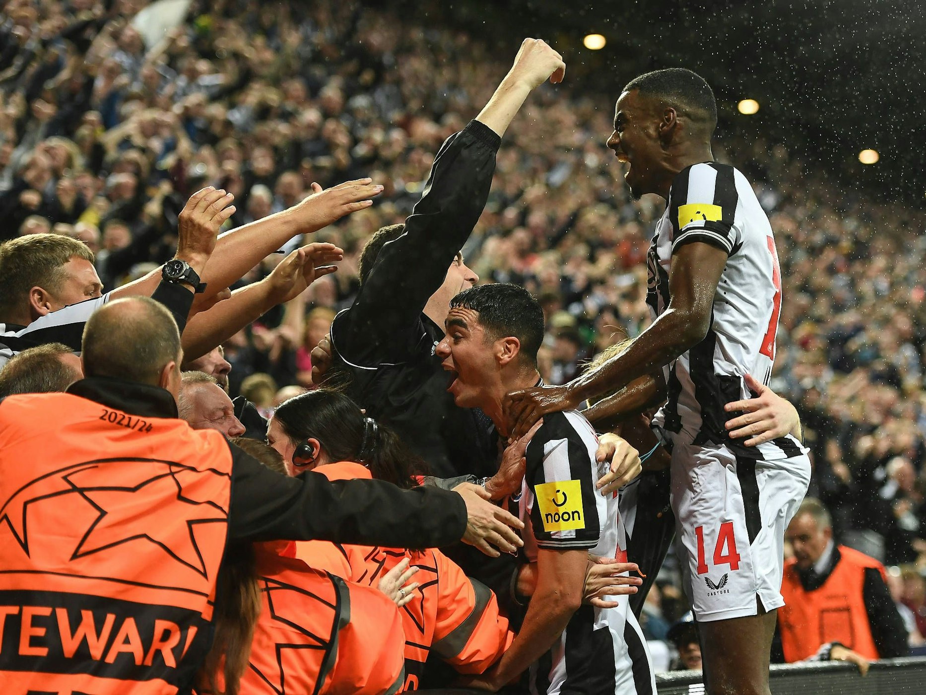 Alexander Isak jubelt mit den Newcastle-Fans.