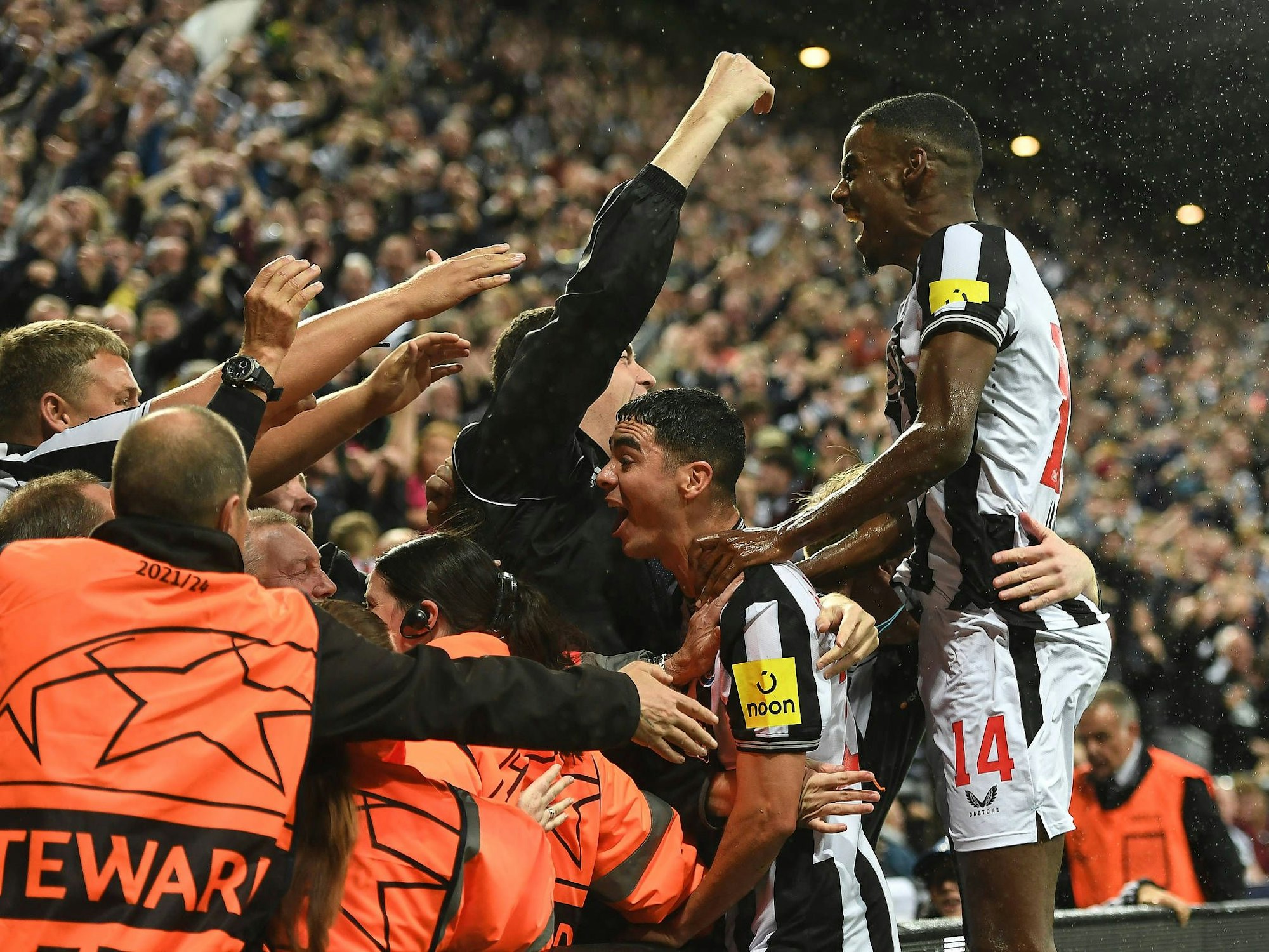 Alexander Isak jubelt mit den Newcastle-Fans.