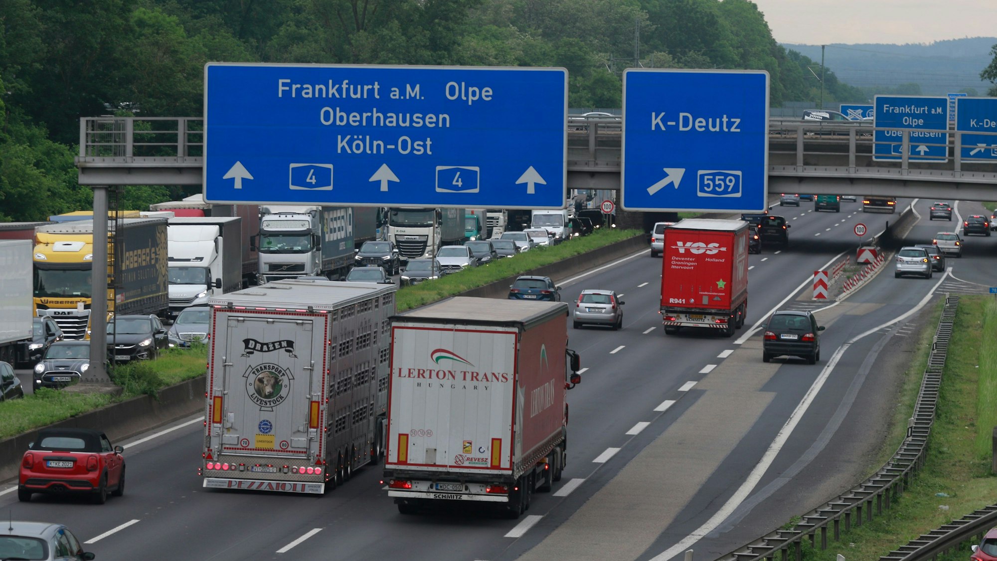 Im Bereich des Autobahnkreuzes Gremberg wurde der Blindgänger gefunden (Archivfoto)