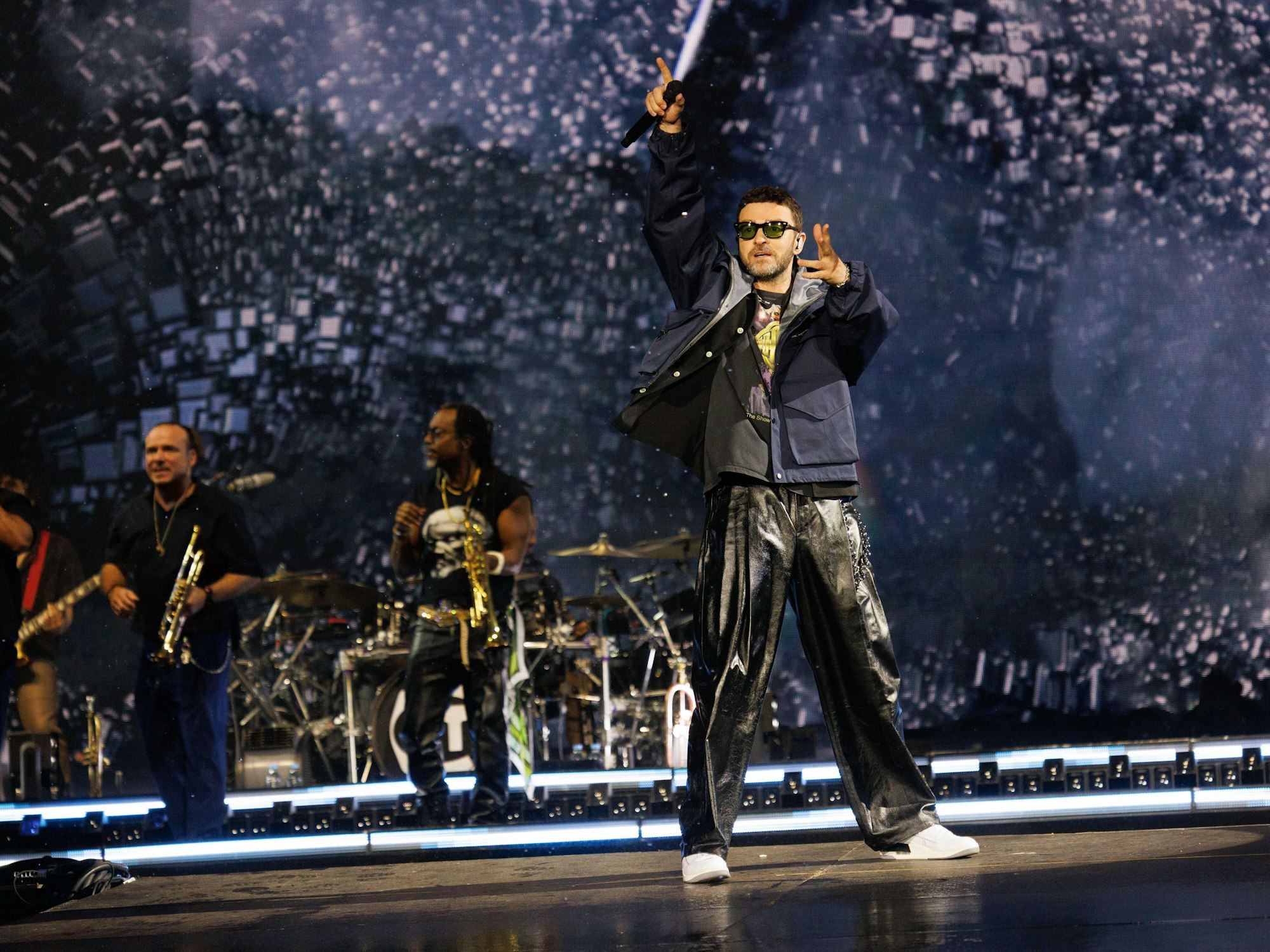 Der Sänger Justin Timberlake singt auf der Bühne beim Lollapalooza Festival Berlin auf dem Gelände des Olympiastadions auf der Bühne.