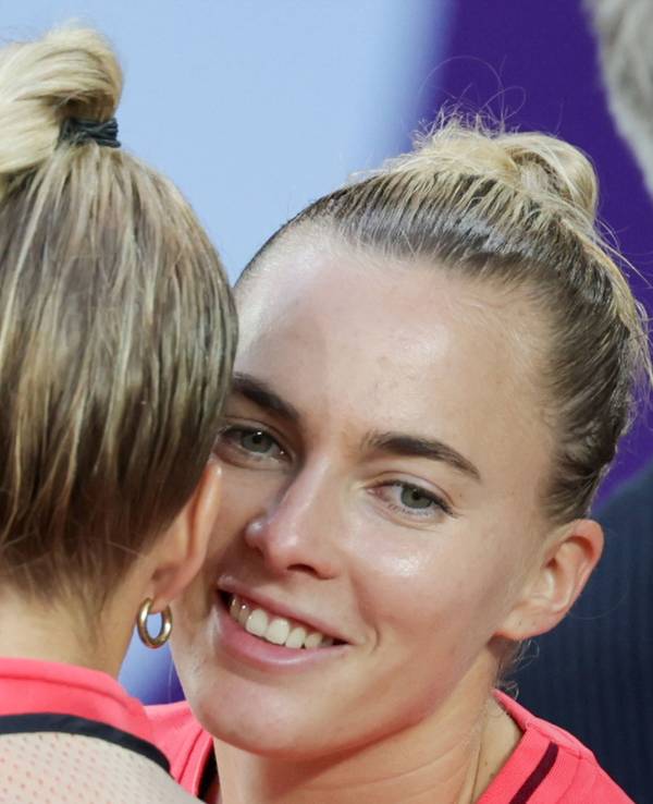 Laura Freigang flüstert Giulia Gwinn etwas ins Ohr.