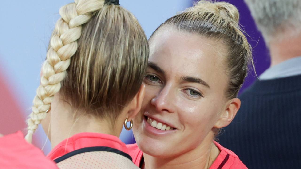 Laura Freigang flüstert Giulia Gwinn etwas ins Ohr.