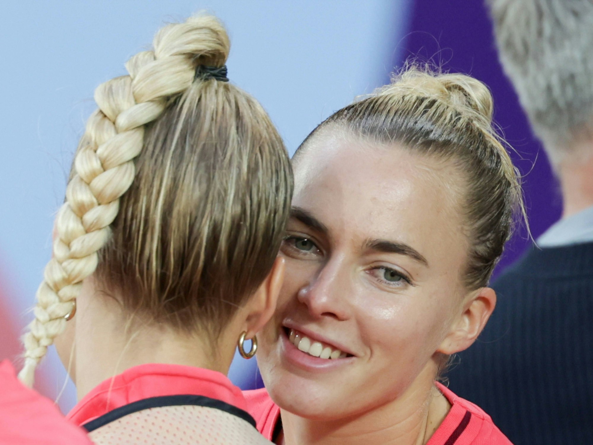 Laura Freigang flüstert Giulia Gwinn etwas ins Ohr.