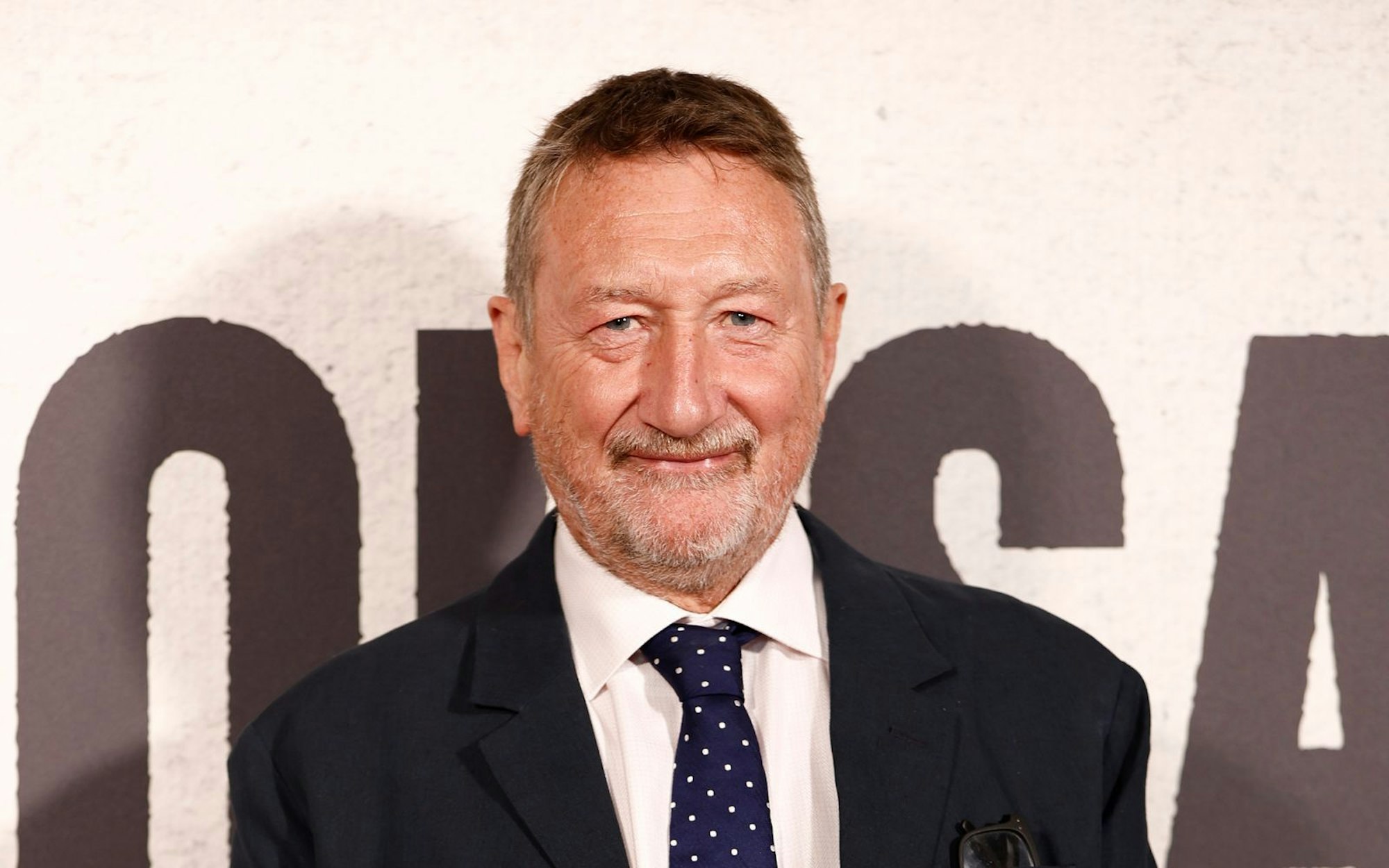 Steven Knight schreibt das Drehbuch zu „Bond 26“. Der Brite ist vor allem als Schöpfer der Gangsterserie „Peaky Blinders“ bekannt. (Bild: 2024 Getty Images/John Phillips)