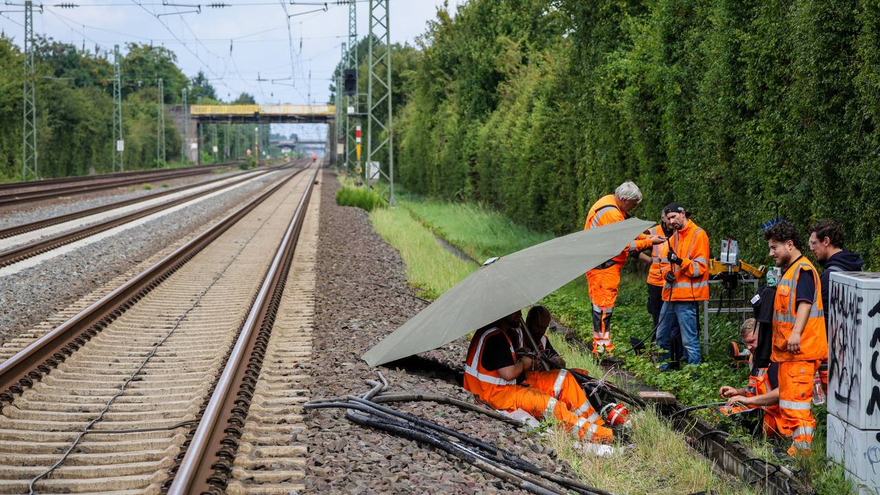 Mitarbeiter der Deutschen Bahn reparieren Kabel an der Stelle, wo der zweite Brandanschlag festgestellt wurde.