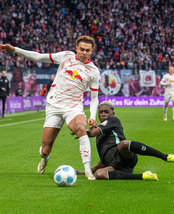 Derrick Köhn setzt gegen Antonia Nusa zur Grätsche an