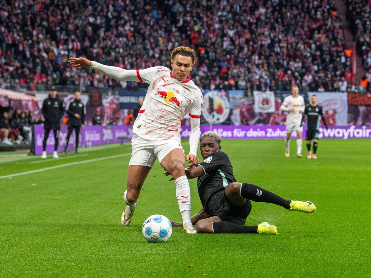 Derrick Köhn setzt gegen Antonia Nusa zur Grätsche an