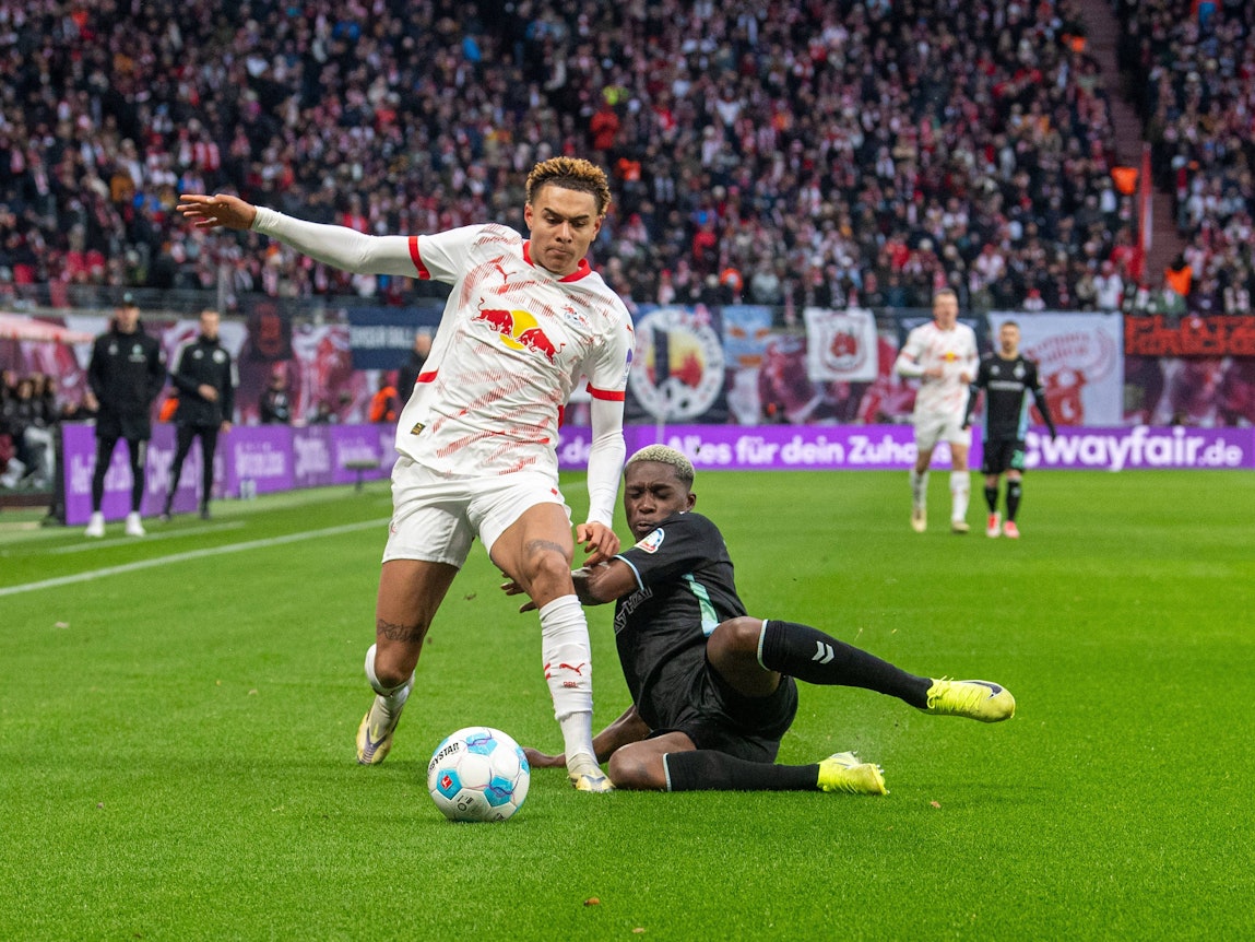 Derrick Köhn setzt gegen Antonia Nusa zur Grätsche an