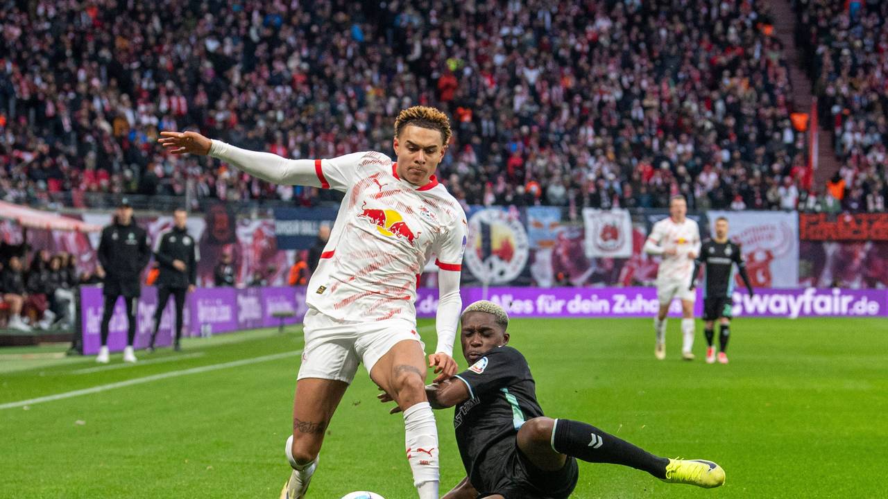 Derrick Köhn setzt gegen Antonia Nusa zur Grätsche an