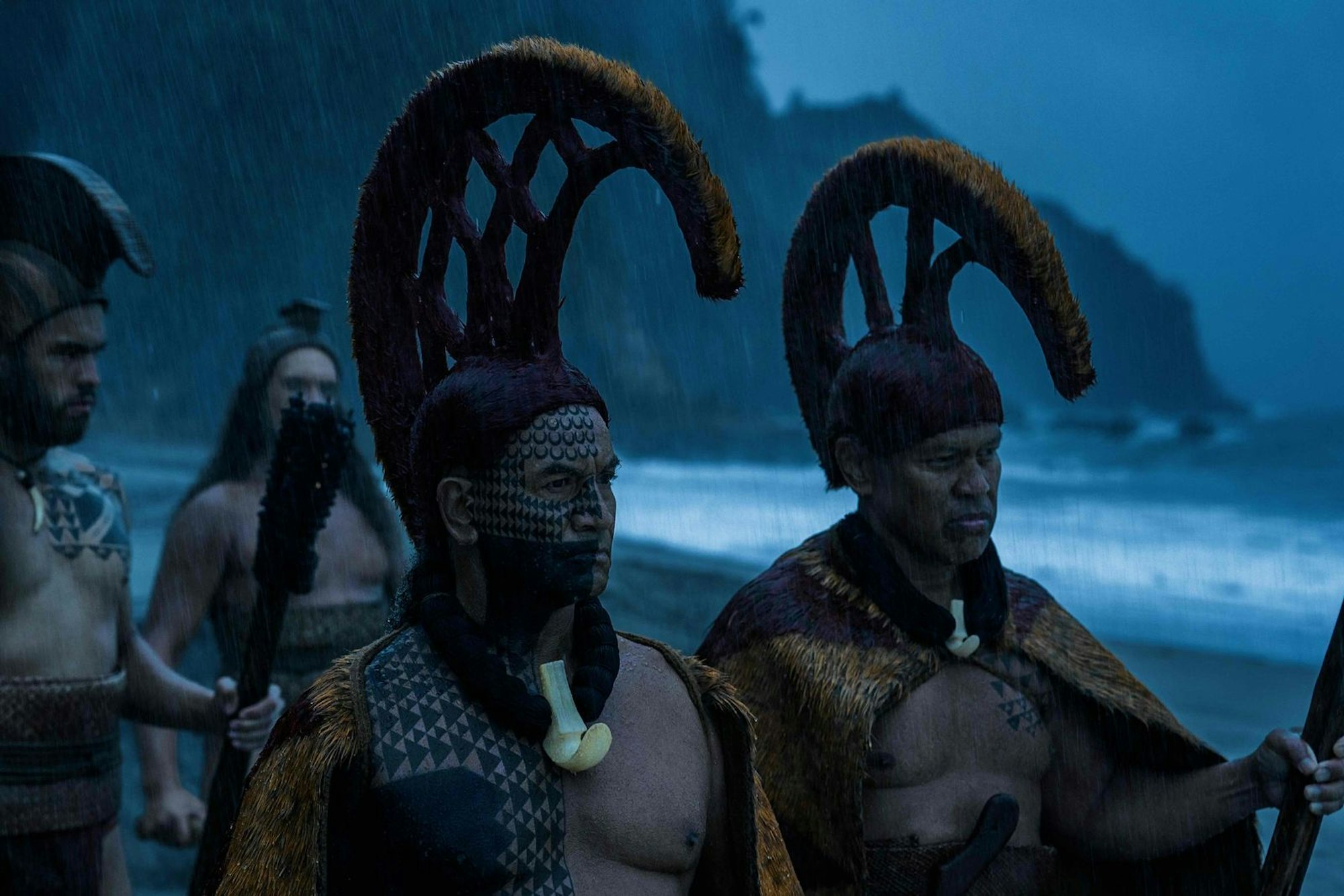 Spektakuläre Bilder aus der Apple-Serie „Chief of War“: Temuera Morrison and Ocean Kaowili verkörpern indigene Krieger - beim Auftritt am Pazifikstrand. (Bild: Apple TV+)