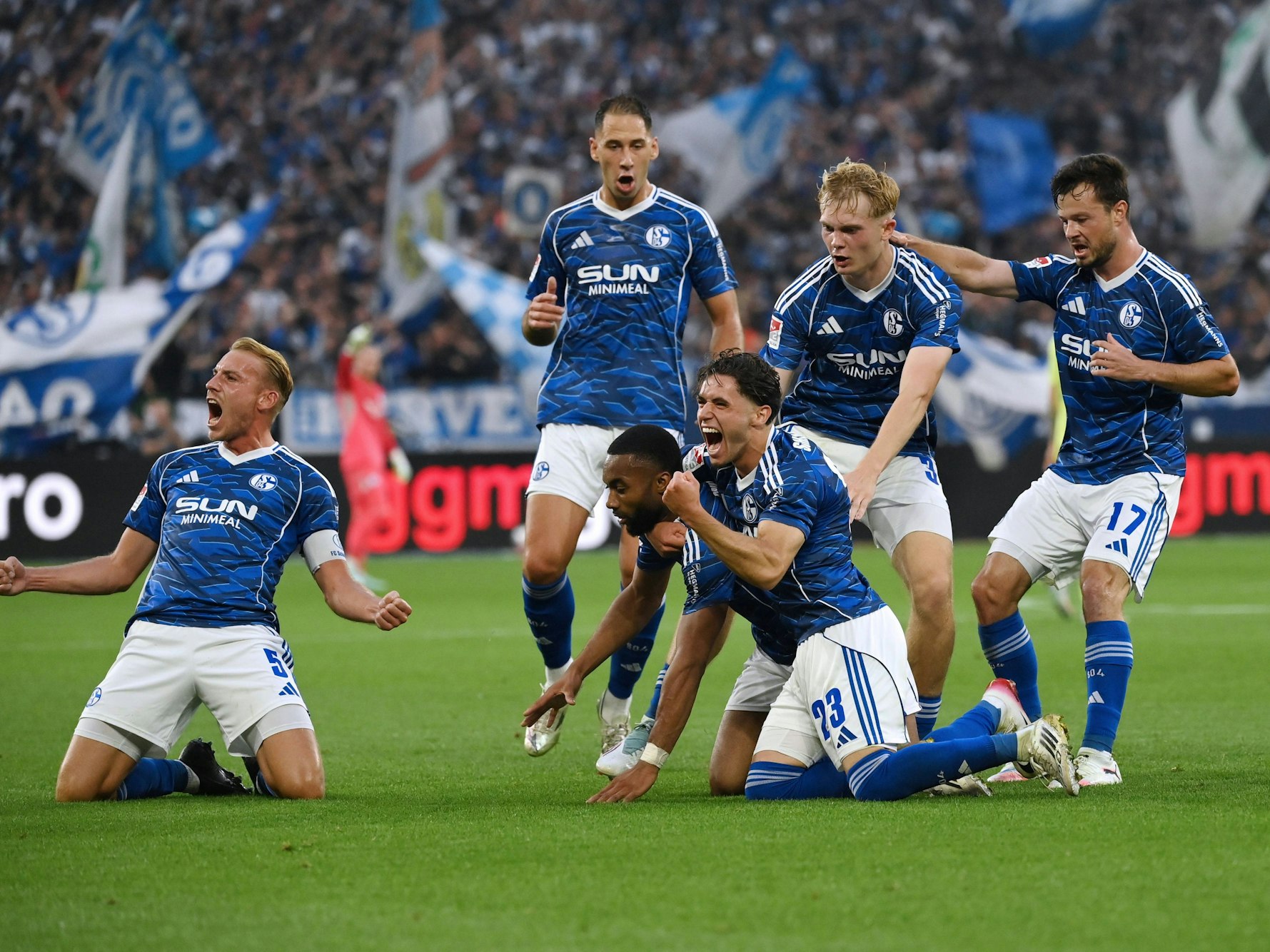 Die Mannschaft bejubelt den Treffer zum zwischenzeitlichen 2:0.