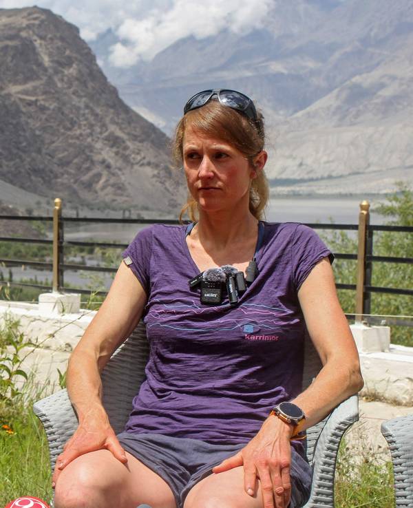 Thomas Huber und Marina Krauss sprechen in Pakistan über den Tod von Laura Dahlmeier.