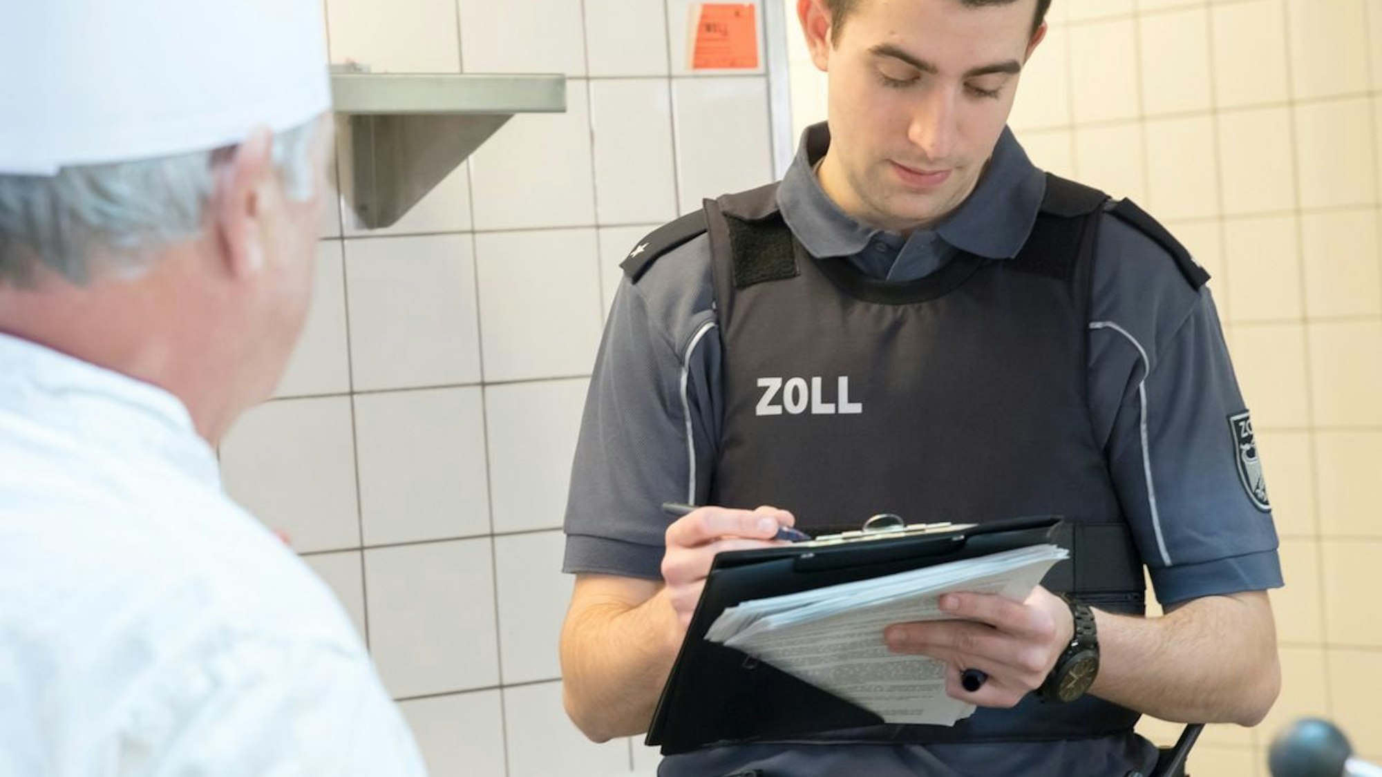 Zollbeamte bei einer Kontrolle in einer Restaurantküche (Symbolbild).