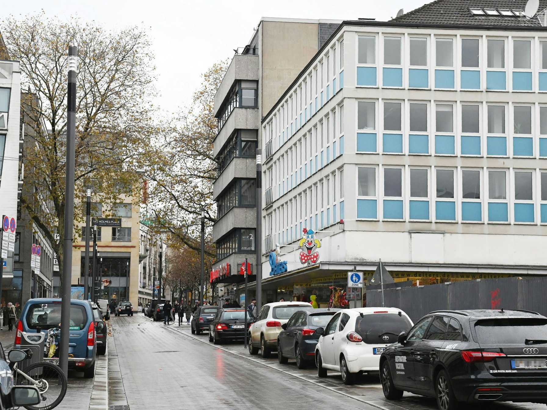 Die Deiters-Filiale am Kölner Heumarkt mit dem Dom im Hintergrund.