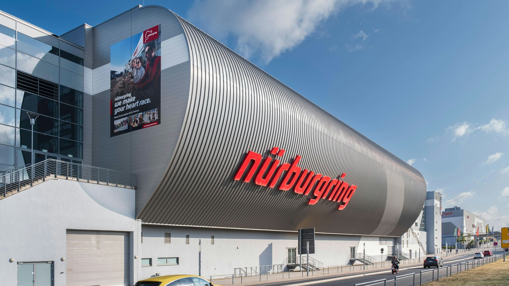 Der Schriftzug „Nürburgring“ über dem Haupteingang. (Symbolbild)