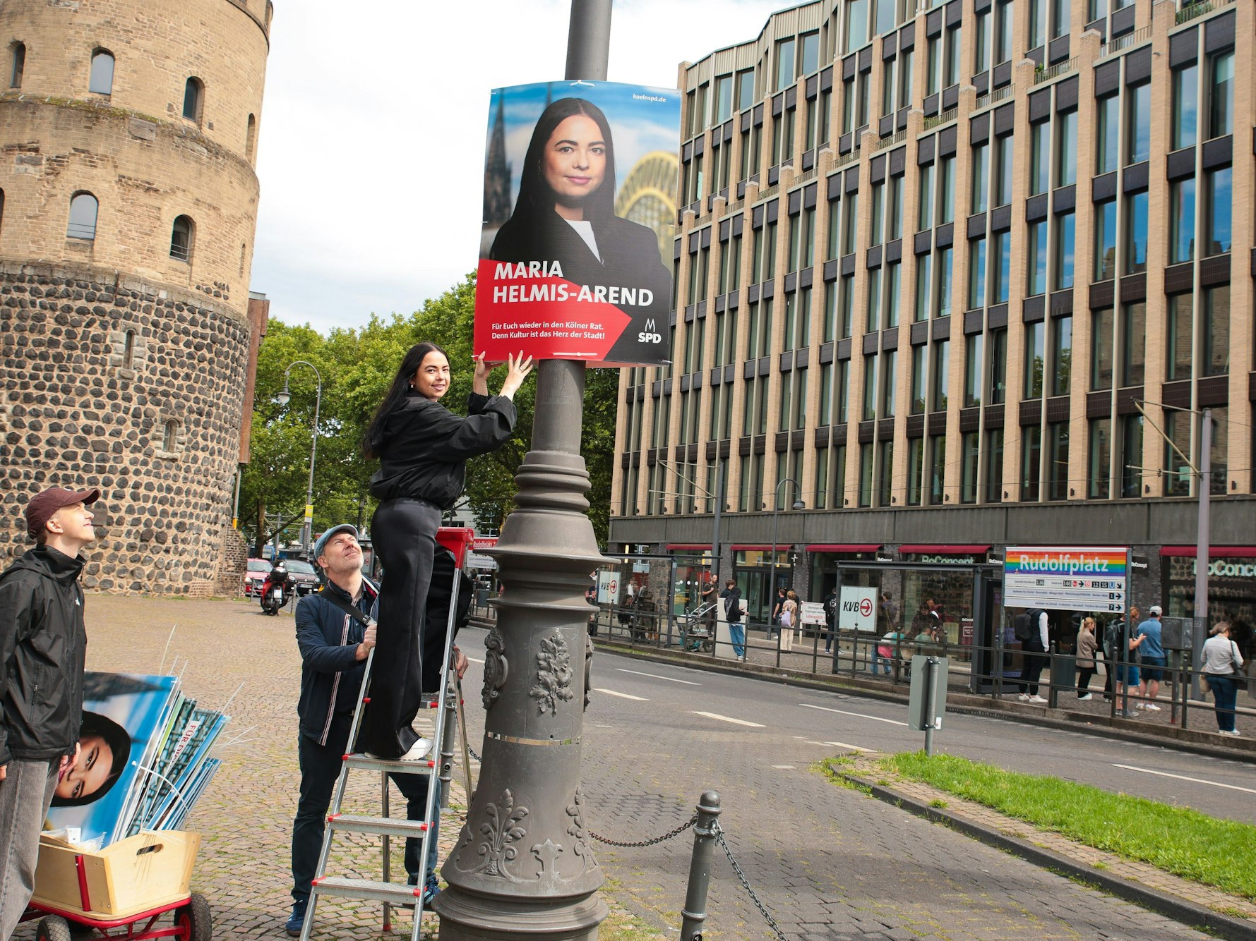 Maria Helmis-Arend (Kandidatin der SPD) plakatiert mit ihren Parteifreunden am Rudolfplatz.