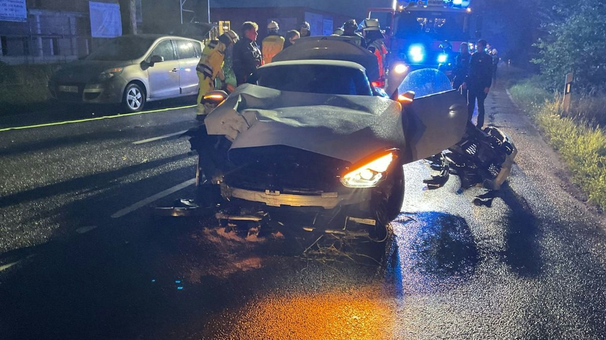 Ein stark beschädigtes Auto nach einem Unfall.