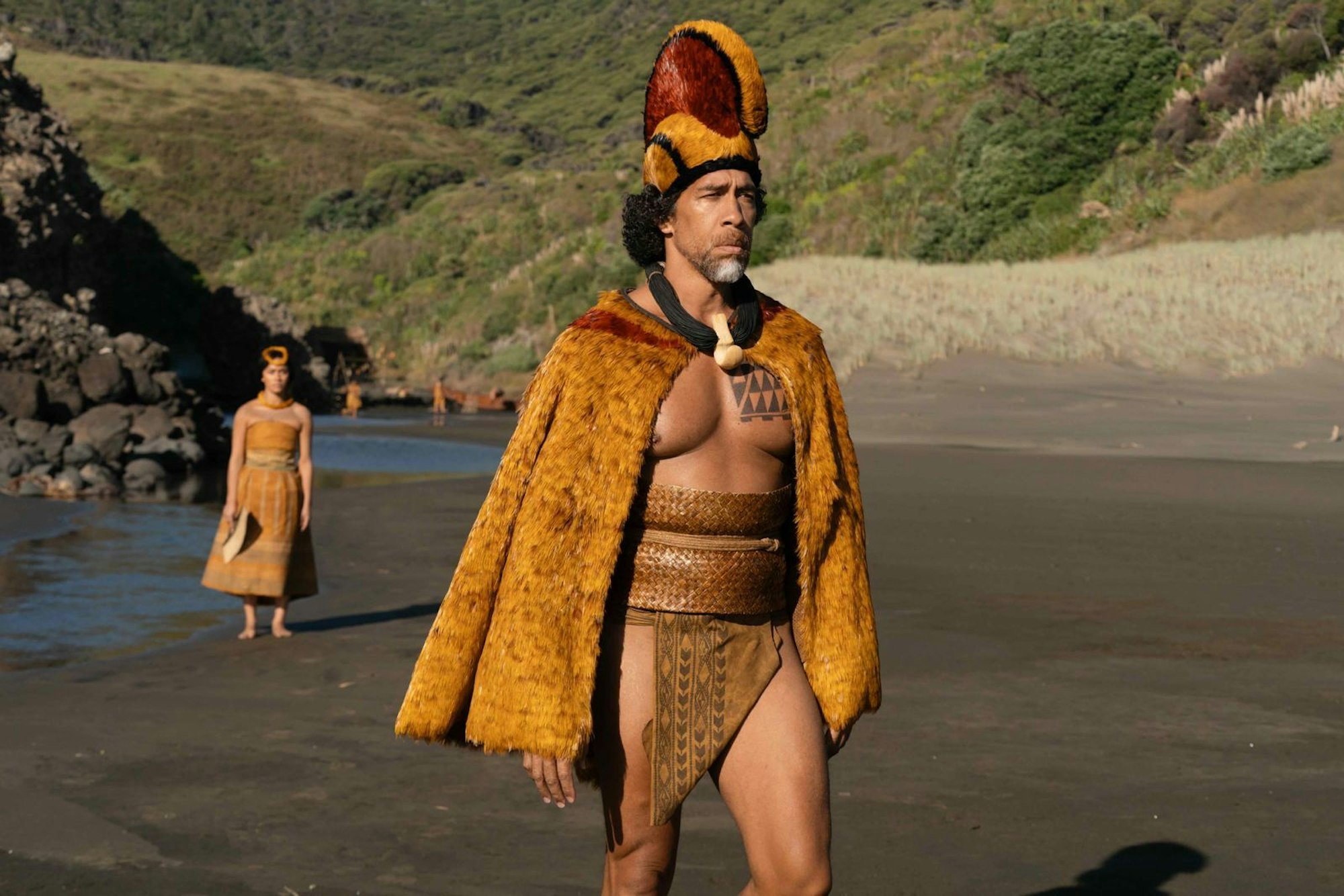Ums Königreich Hawaii, 1810 war es dann offiziell, mussten die Insulaner lange kämpfen. Vor der „Einigung“, die durchaus blutige Passagen hatte, hatte jede der größeren Inseln ihren eigenen König (Szene aus der Apple-Serie „Chief of War“ mit Moses Goods). (Bild: Apple TV+)