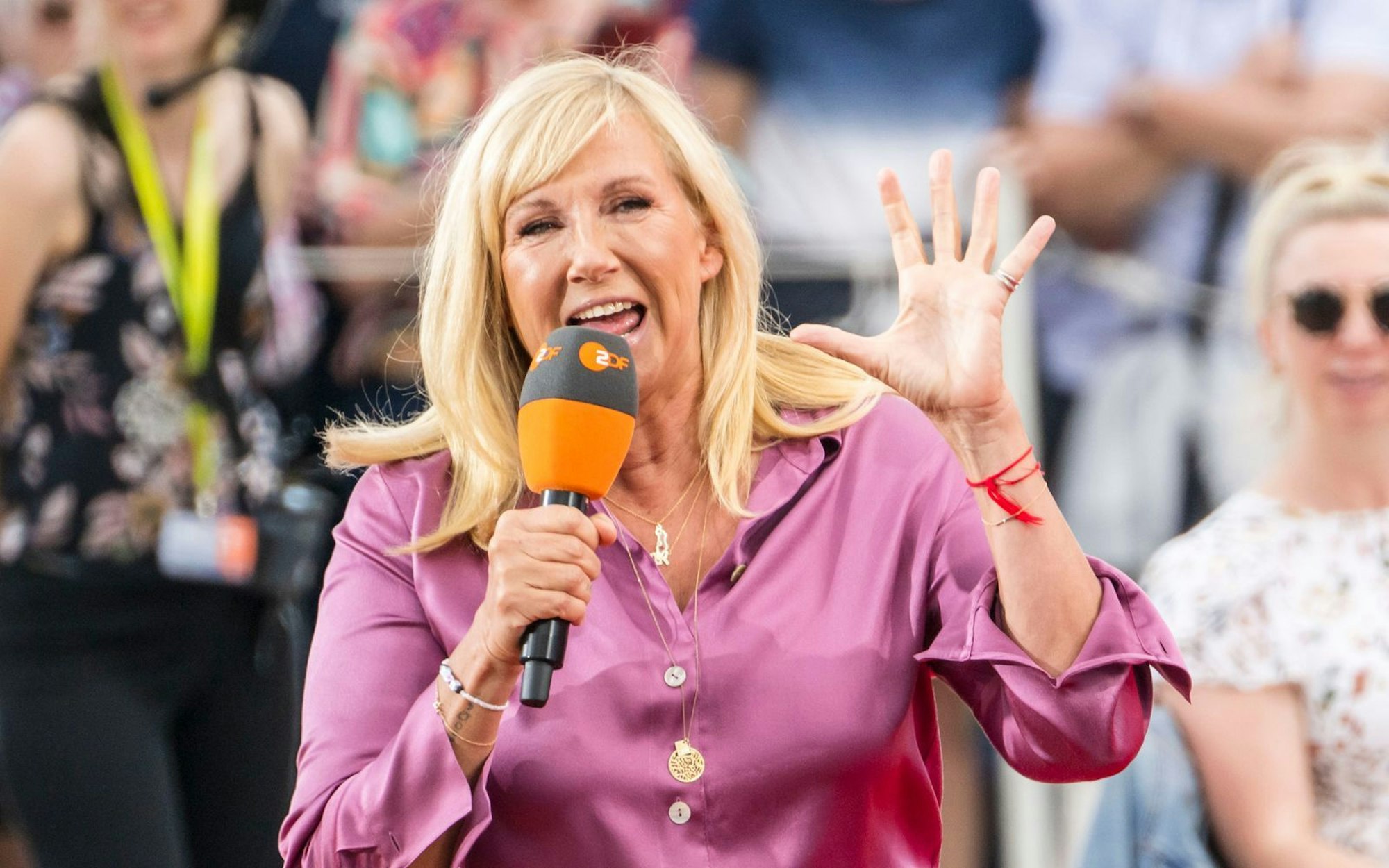 Freier Sonntag für Andrea Kiewel: Dieses Wochenende muss der ZDF-“Fernsehgarten“ entfallen. (Bild: Getty Images / Thomas Lohnes)