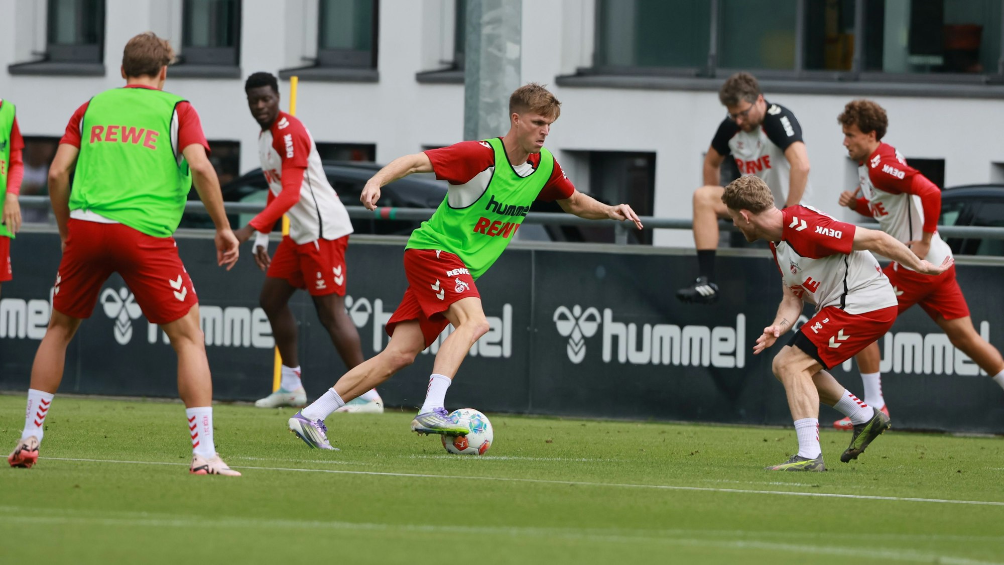 Marius Bülter versucht sich im FC-Training mit einem Dribbling gegen Florian Kainz.