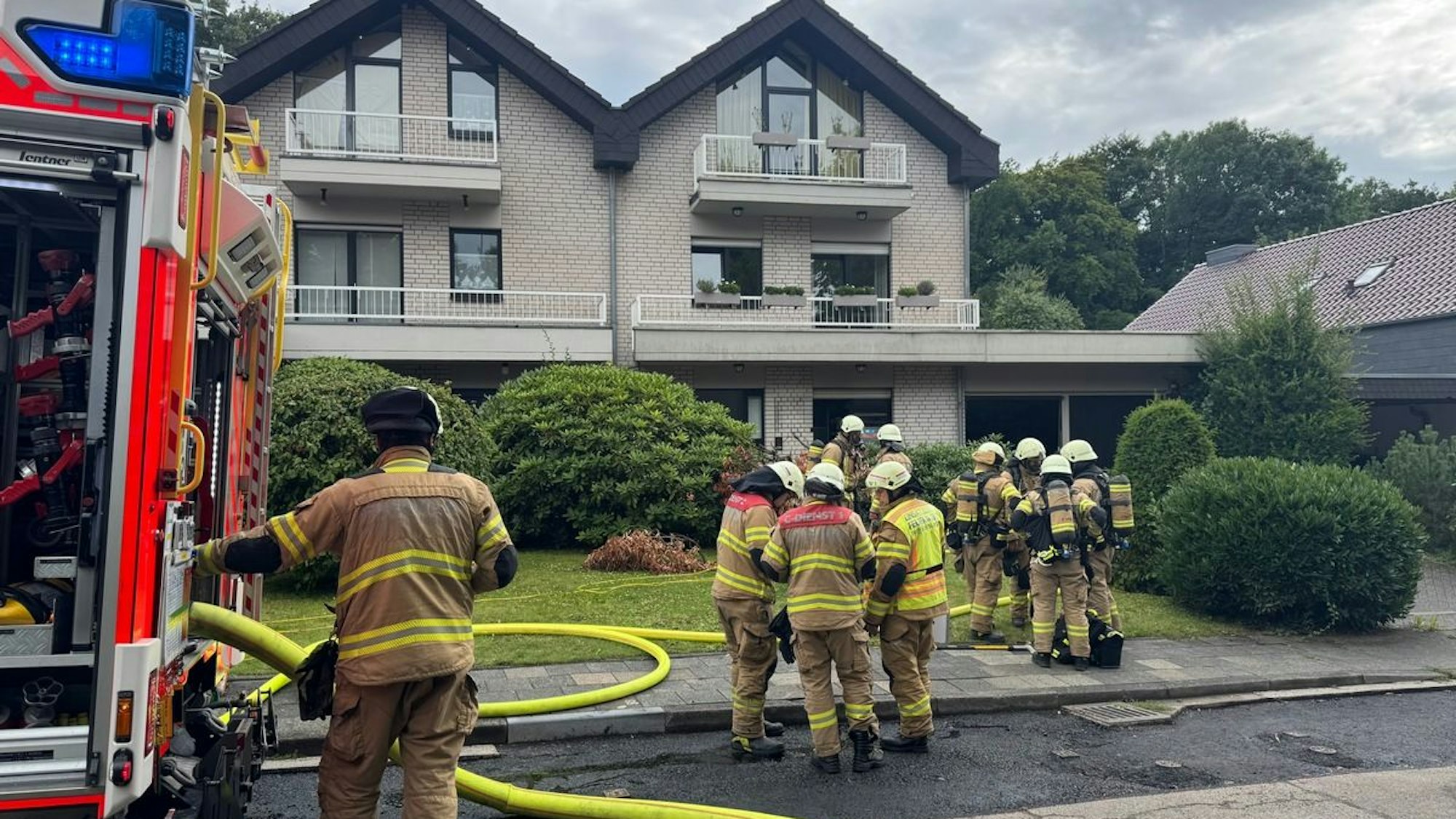FW-GL: Küchenbrand in Einfamilienhaus - Verzögerte Anfahrt durch Falschparker