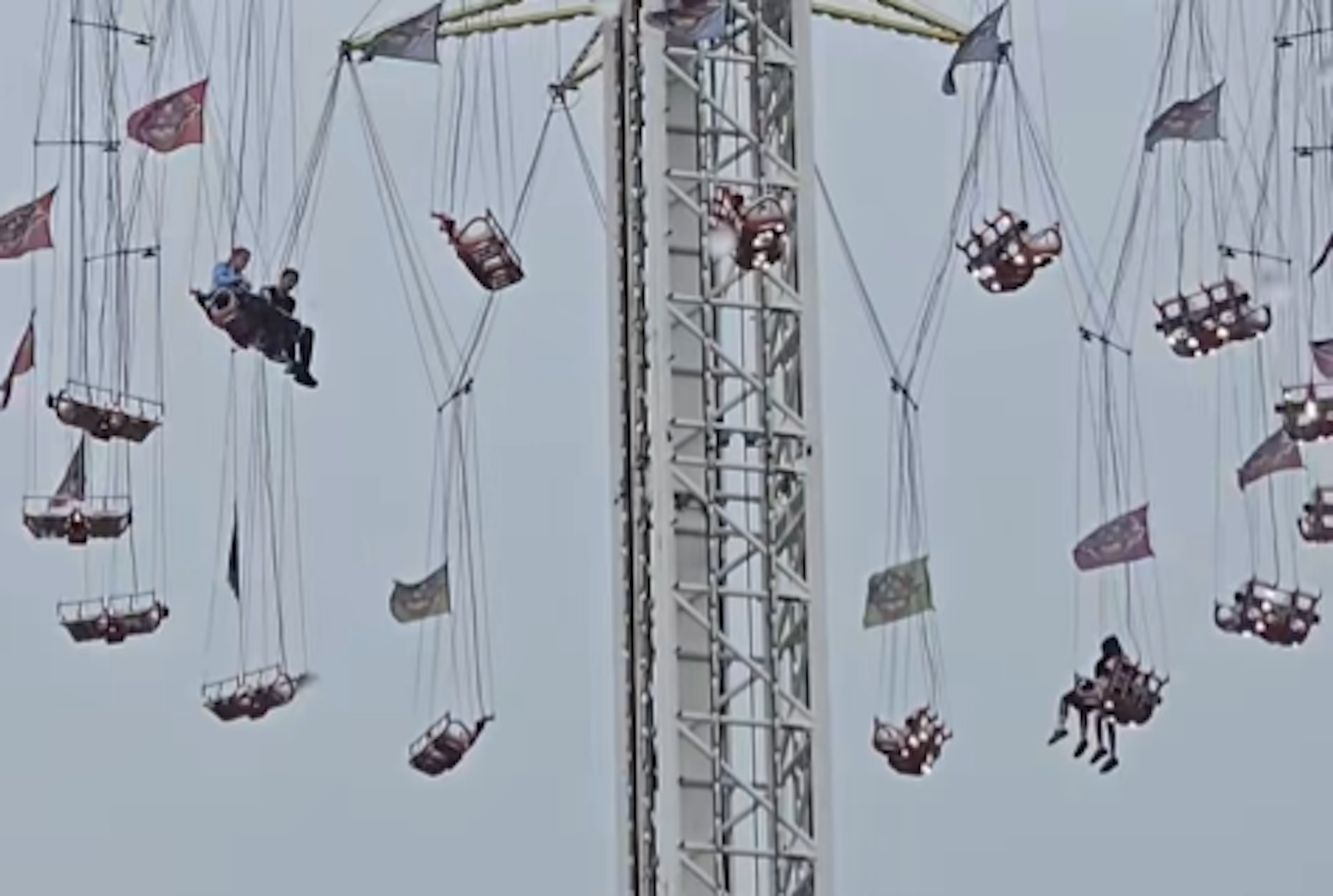 Vier Personen sitzen auf dem Kettenflieger der Dürener Annakirmes fest.