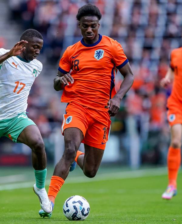 Bazoumana Touré im Laufduell mit Ezechiel Banzuzi.