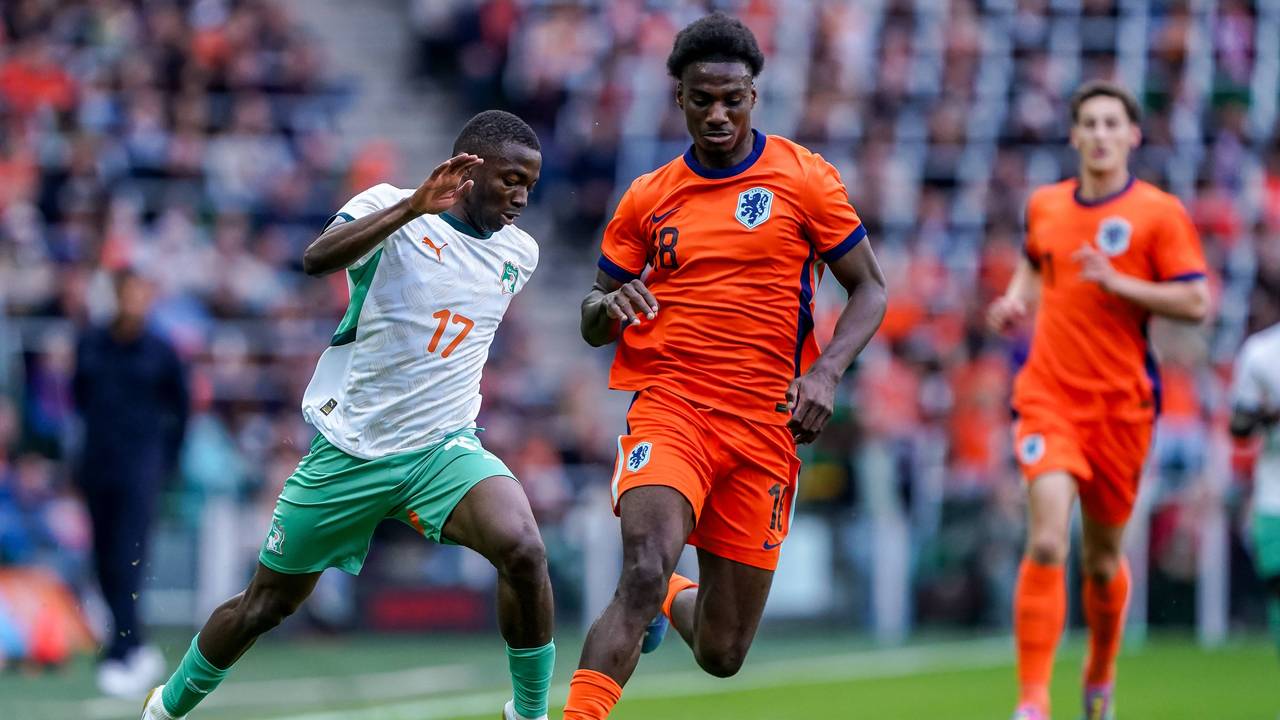 Bazoumana Touré im Laufduell mit Ezechiel Banzuzi.