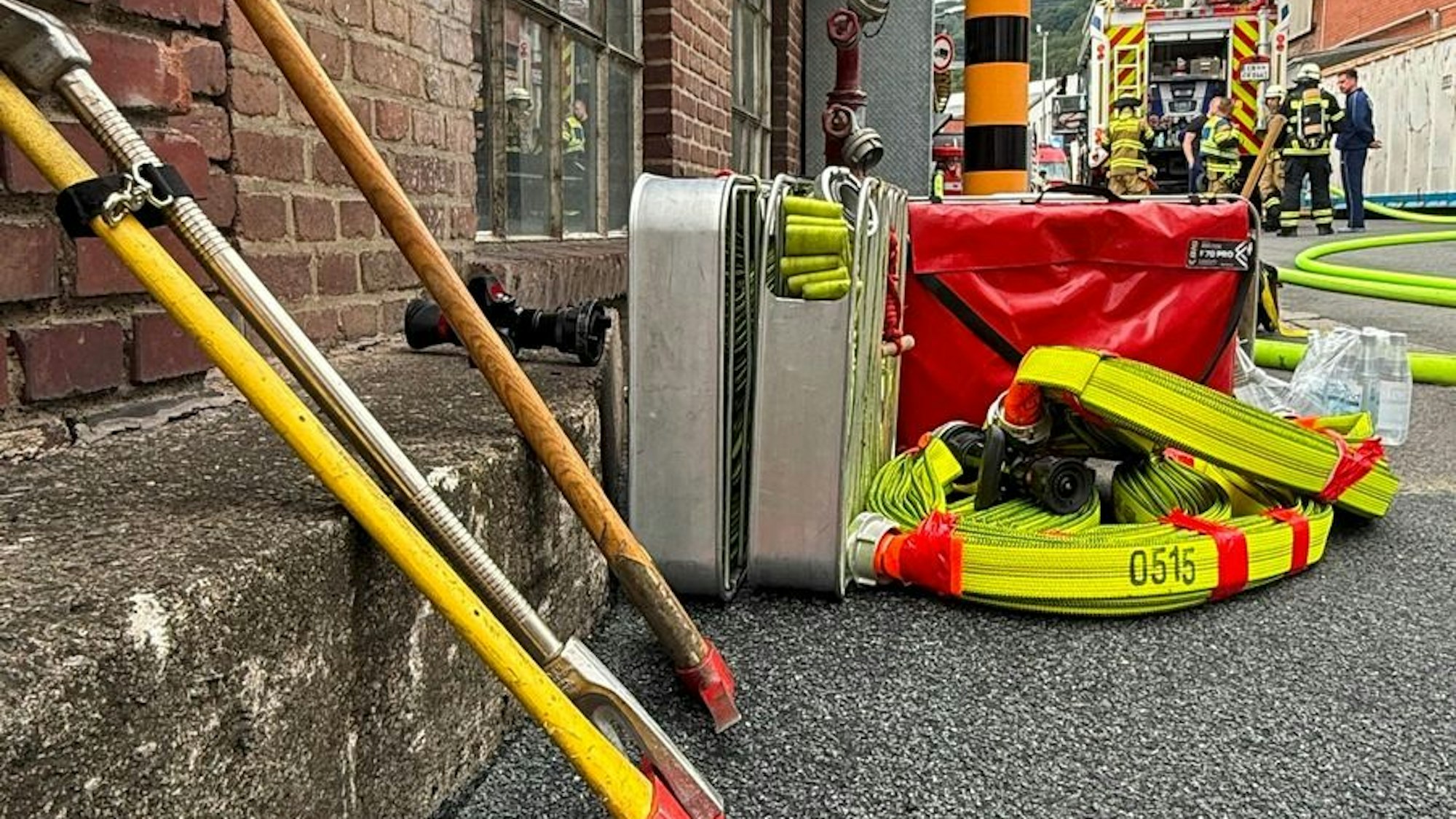 Feuerwehrmänner in Schutzausrüstung bei einem Einsatz.