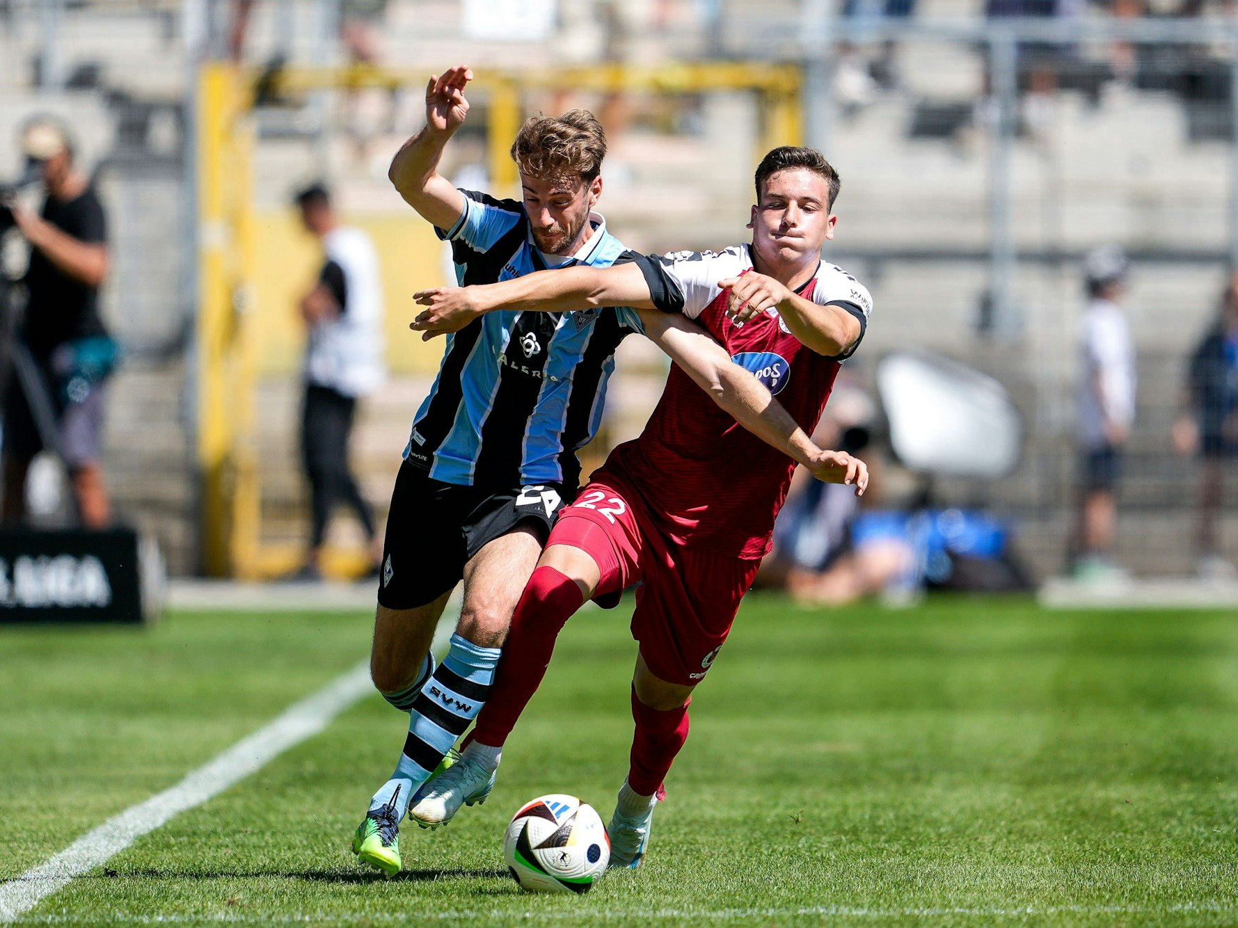 Said El Mala im Duell mit Lukas Klünter.