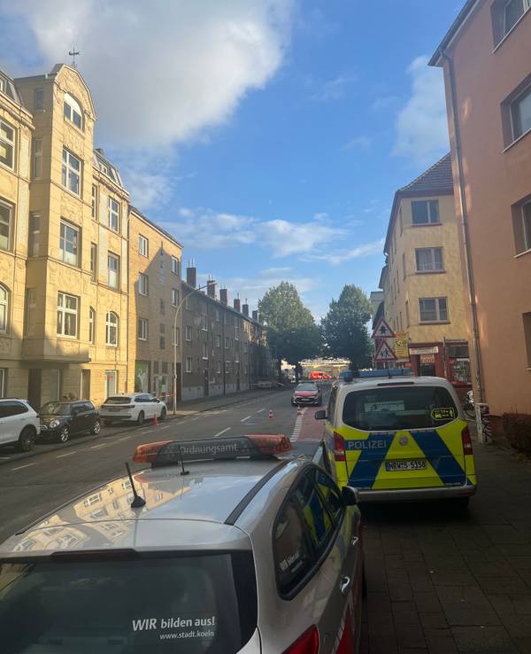 Ein weiterer Dachstuhl droht einzustürzen. Die Geldernstraße wurde vorsorglich abgesperrt, das betroffene Haus wurde evakuiert.