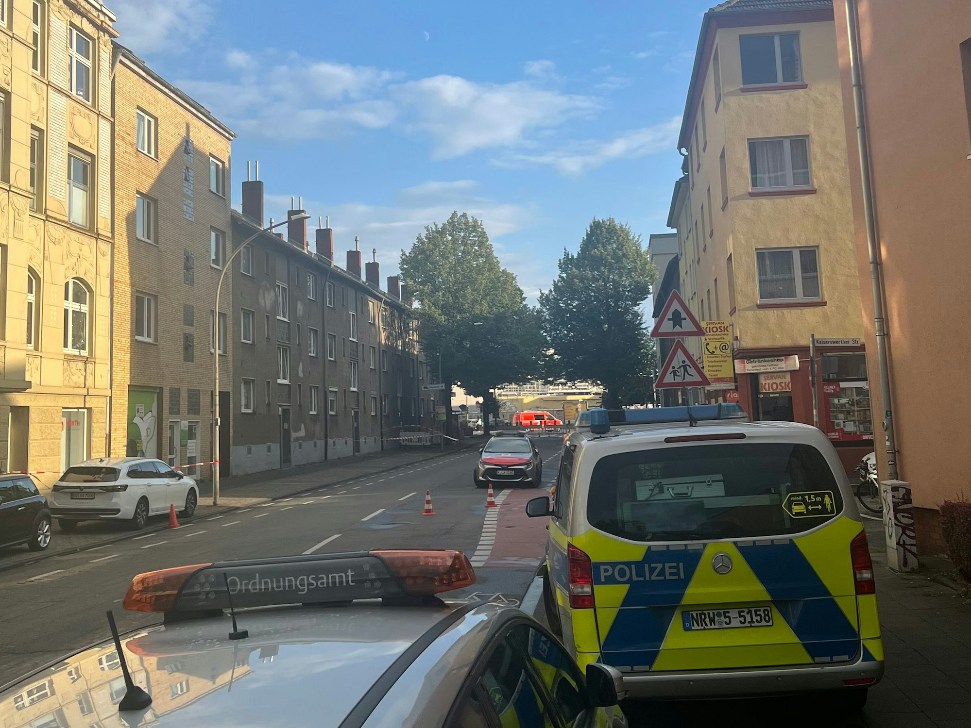 Ein weiterer Dachstuhl droht einzustürzen. Die Geldernstraße wurde vorsorglich abgesperrt, das betroffene Haus wurde evakuiert.
