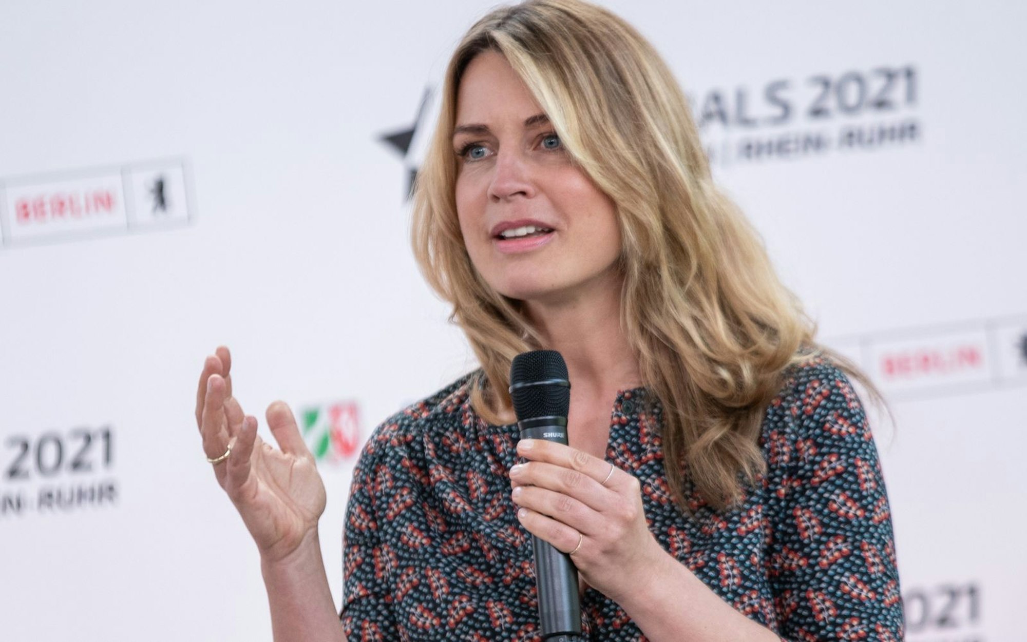 Jessy Wellmer berichtete in der Talkshow „Inas Nacht“ von langen Nächten mit dem „Sportschau“-Team. (Bild: 2021 Getty Images /Pool / Andreas Gora)