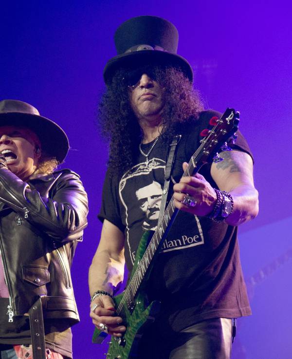 Axl Rose (l) und Gitarrist Slash (Saul Hudson) treten mit ihrer Band Guns N' Roses auf