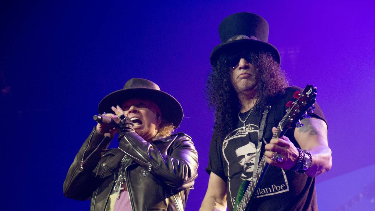 Axl Rose (l) und Gitarrist Slash (Saul Hudson) treten mit ihrer Band Guns N' Roses auf