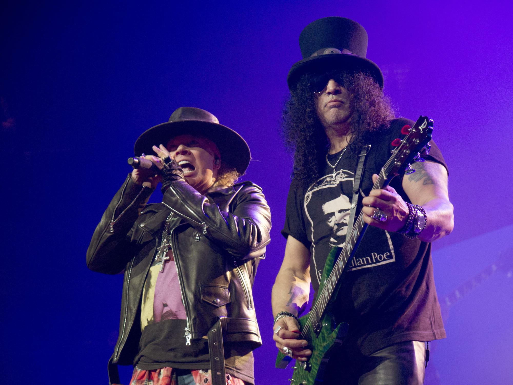 Axl Rose (l) und Gitarrist Slash (Saul Hudson) treten mit ihrer Band Guns N' Roses auf