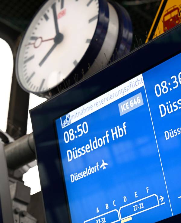 Die Anzeigetafel im Hauptbahnhof weist auf einen Zug nach Düsseldorf Hauptbahnhof hin. Die Deutsche Bahn hat die Strecke Duisburg-Düsseldorf in den Morgenstunden wieder freigegeben.