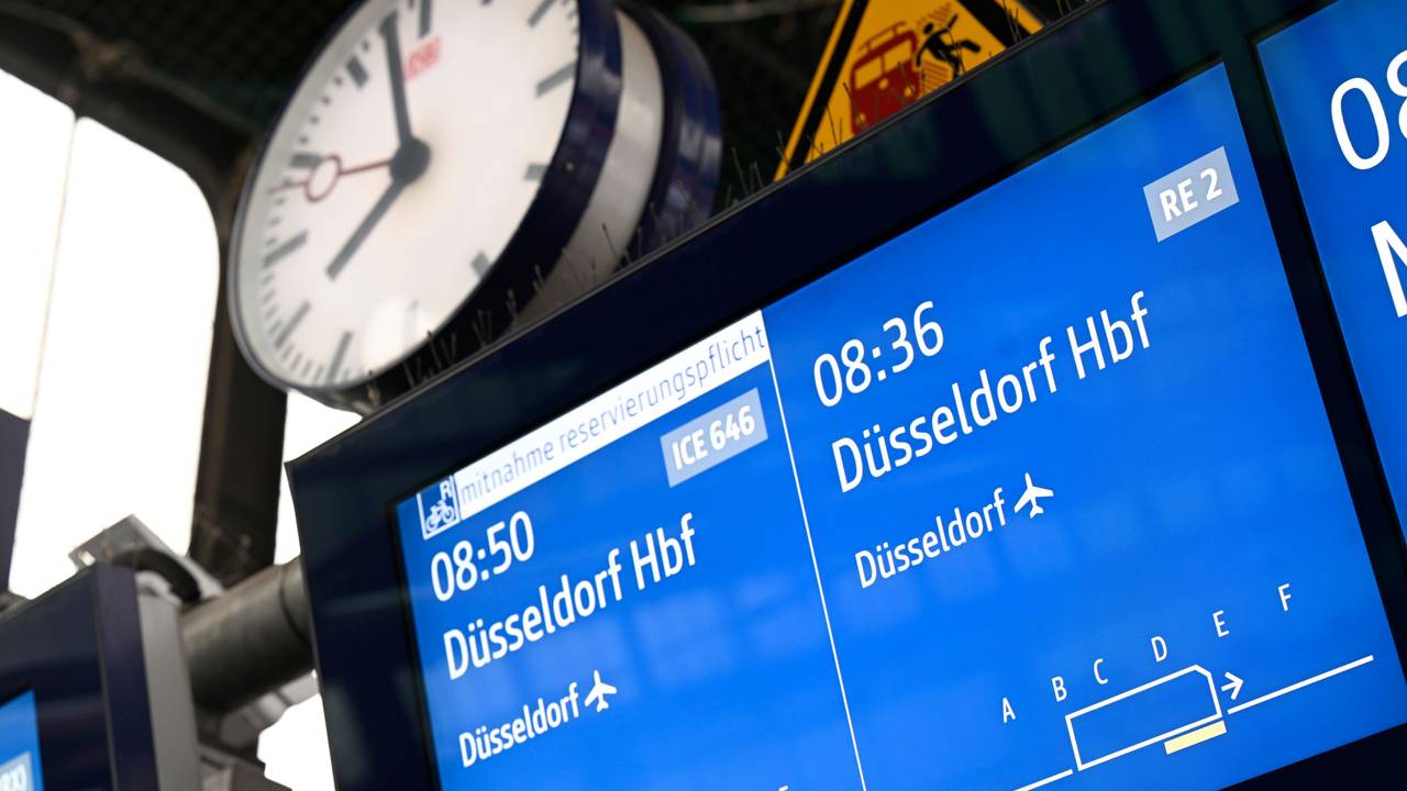 Die Anzeigetafel im Hauptbahnhof weist auf einen Zug nach Düsseldorf Hauptbahnhof hin. Die Deutsche Bahn hat die Strecke Duisburg-Düsseldorf in den Morgenstunden wieder freigegeben.