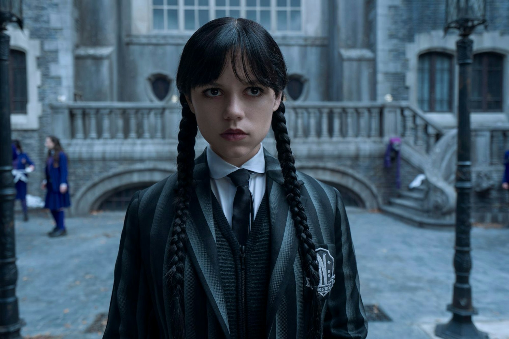 Cooler als sie war selten jemand im Netflix-Kosmos: Ab 6. August kehrt Jenna Ortega als Wednesday Addams zurück auf die Bildschirme. (Bild: Netflix / Bernard Walsh)