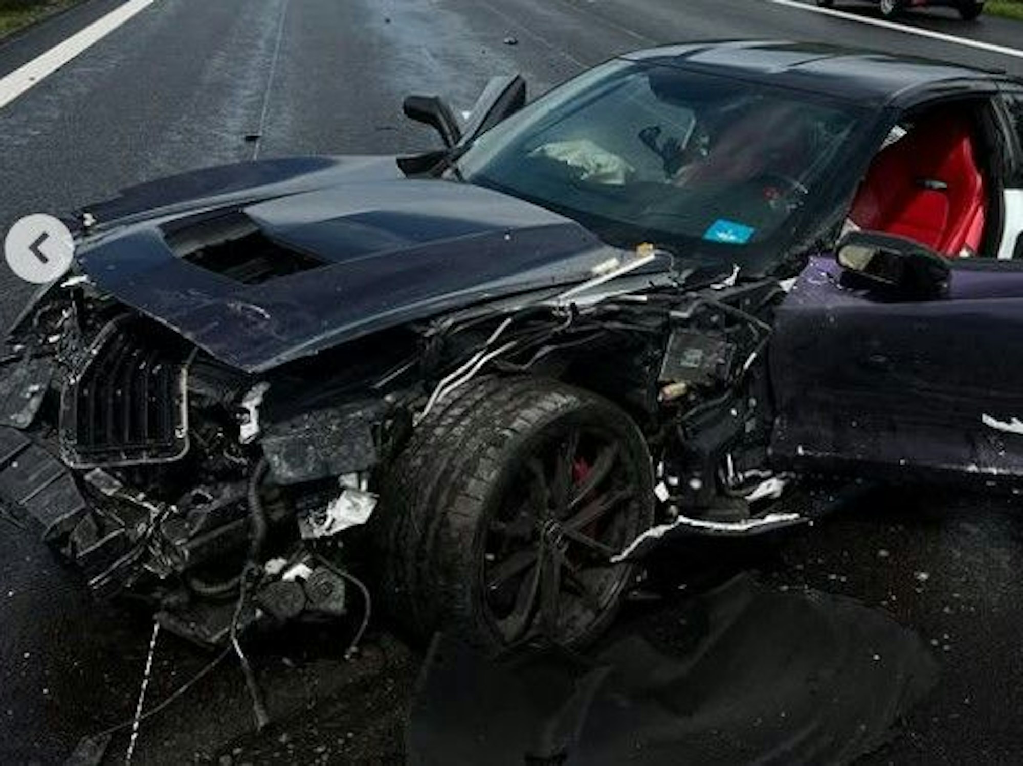 Der Sportwagen ist nur noch Schrott. Wie durch ein Wunder blieben die Insassen unverletzt.