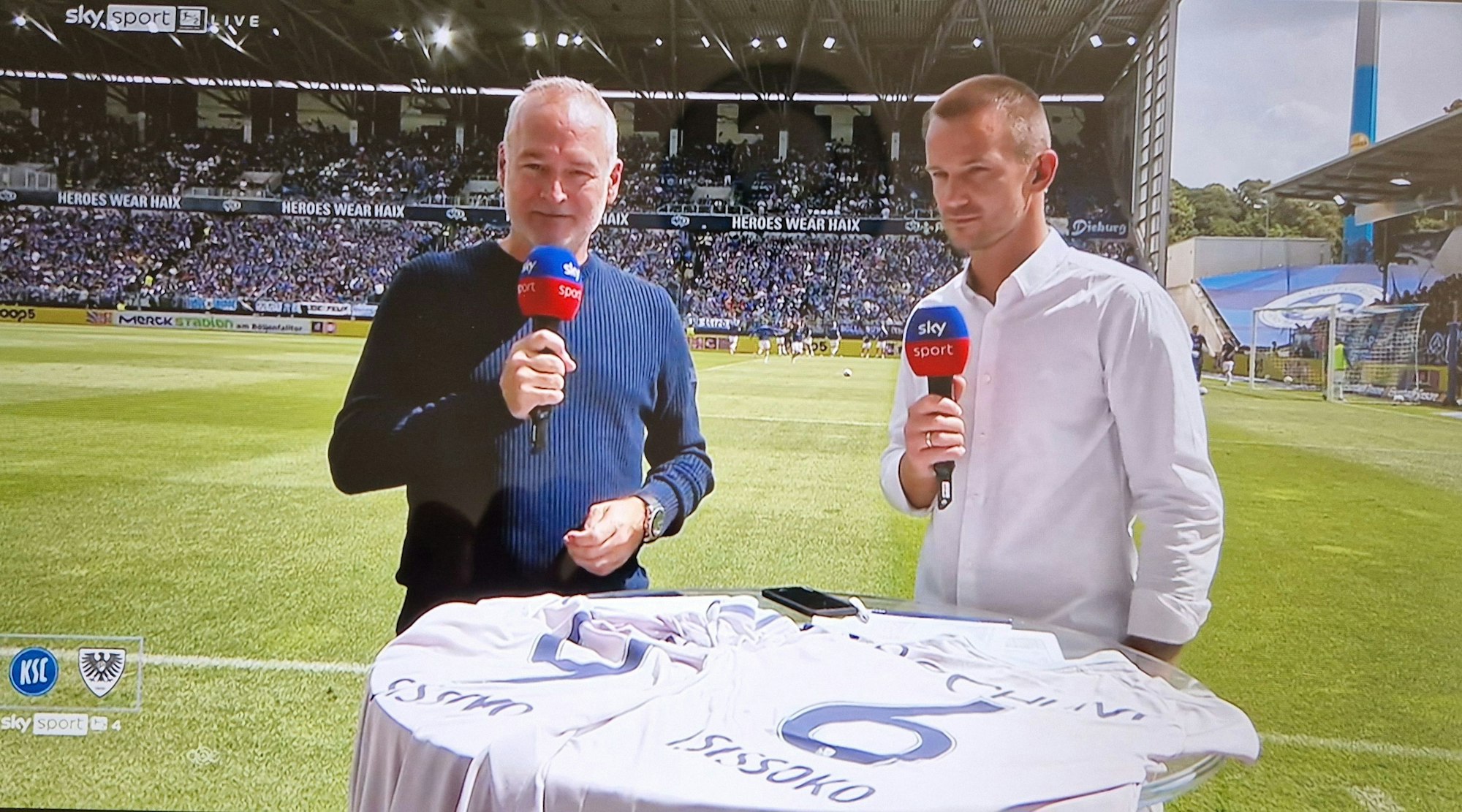 Manuel Riemann (r.) im Gespräch mit Sky-Moderator Stefan Hempel.