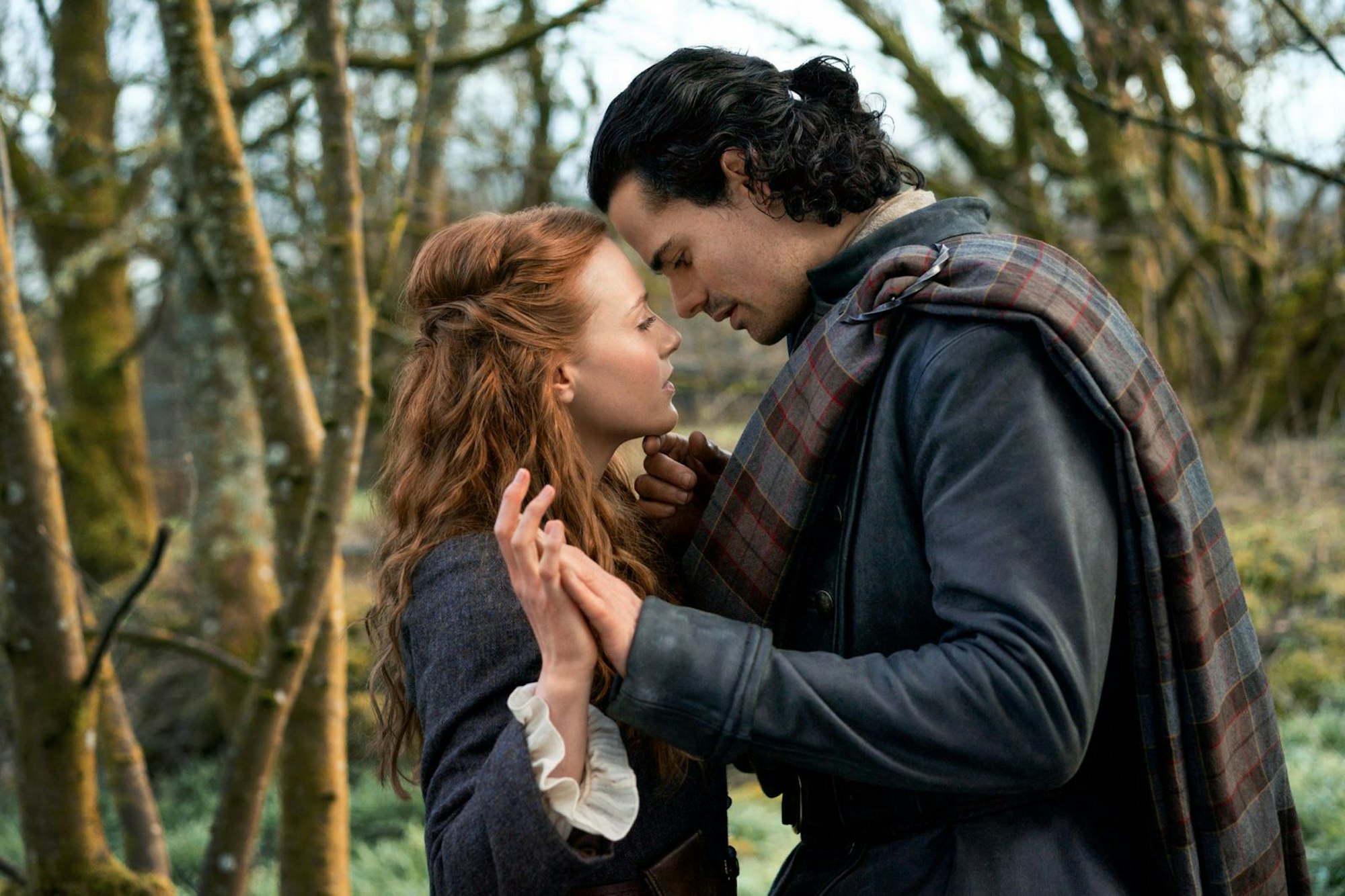 „Outlander: Blood Of My Blood“ erzählt, wie sich Brian Fraser (Jamie Roy) und Ellen MacKenzie (Harriet Slater) kennen und lieben lernten. (Bild: Sony Pictures Connect Inc.)