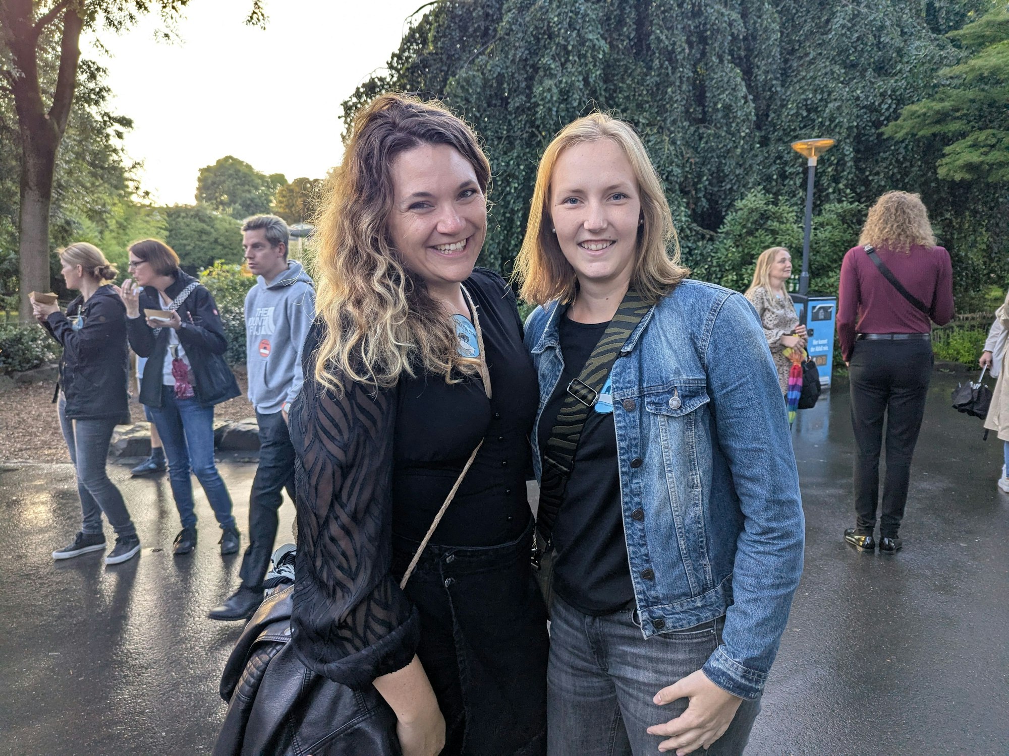 Nadine (l.) und Katja hofften beim Singleabend im Zoo auf einen Mann für Katja.